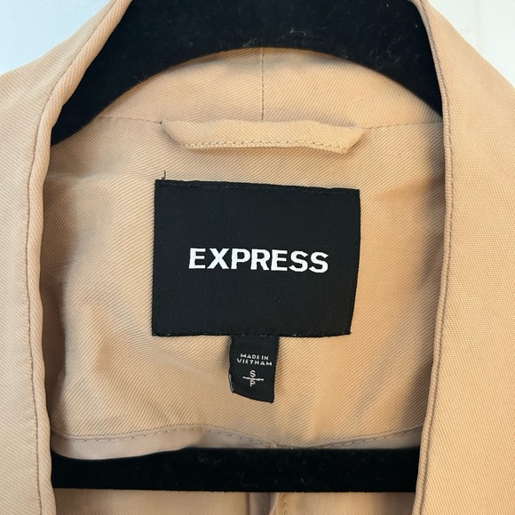 Express soft waterfall camel colored trench coat - Picture 3 of 4